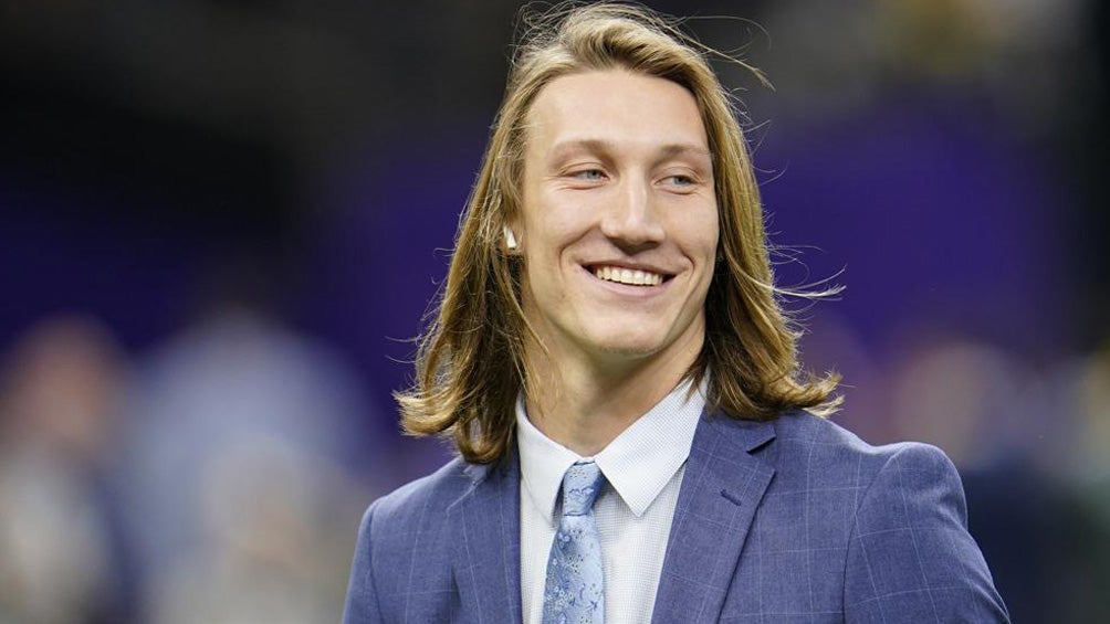 Trevor Lawrence sonríe llegando a un evento