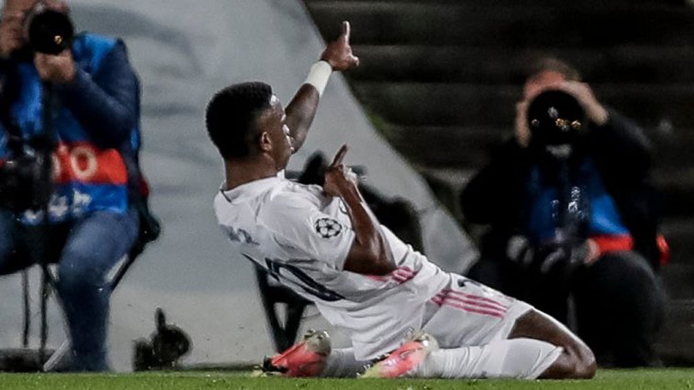 Vinicius celebra con el Real Madrid en CF de la Champions