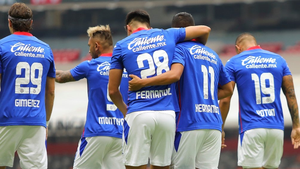 Jugadores de Cruz Azul se abrazan tras una anotación