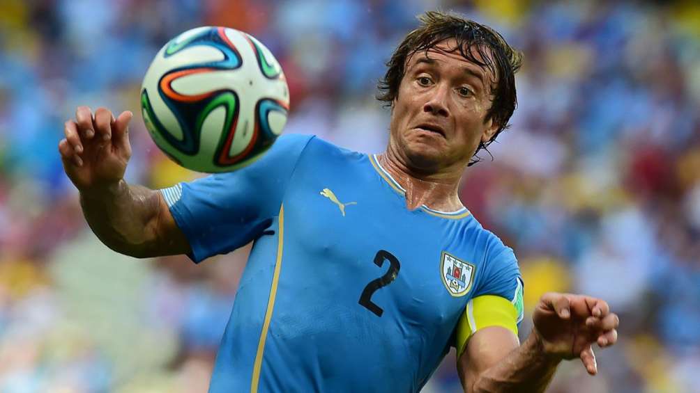 Diego Lugano en partido con Uruguay