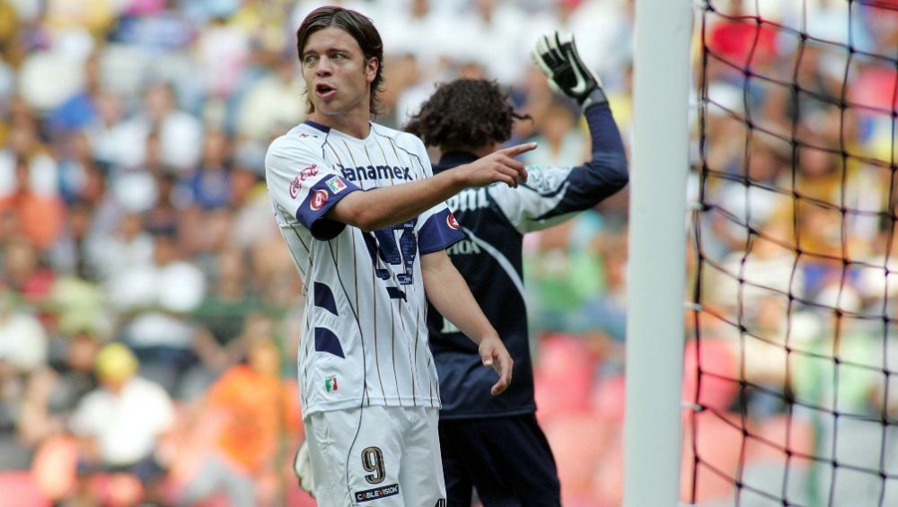 Esteban Solari en acción con Pumas ante América