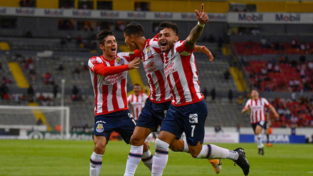 El Chelo celebrando su gol con sus compañeros