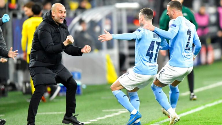 Pep Guardiola celebra con sus jugadores