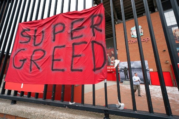 Hinchas del Liverpool ponen manta afuera del estadio 'Supercodicia'