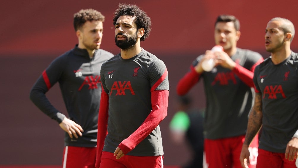 Jugadores del Liverpool durante calentamiento previo partido de Liga Premier