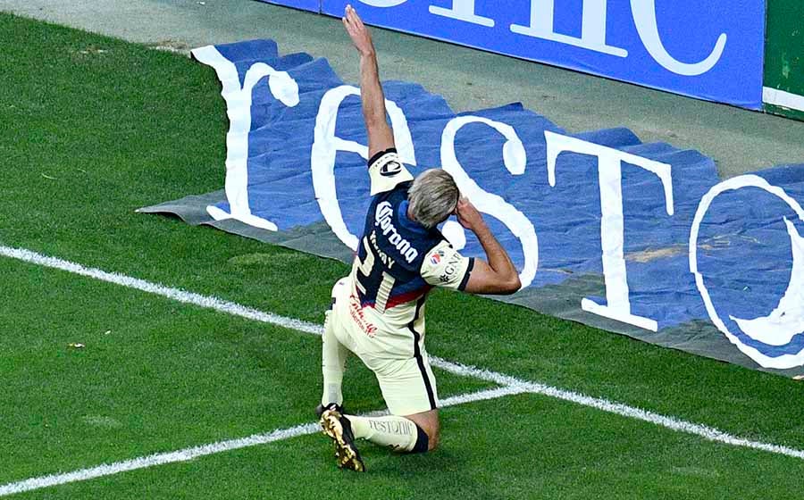 Martín celebrando como Cuauhtémoc Blanco