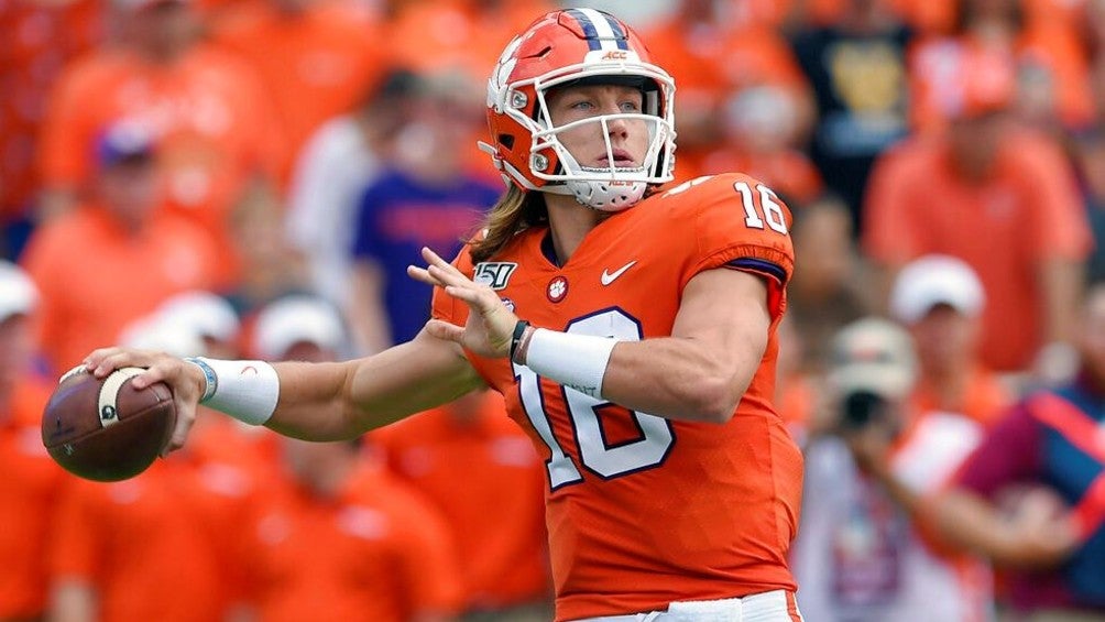 Lawrence lanza un pase con Clemson