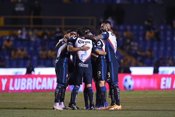 Jugadores de las Águilas festejan un gol 