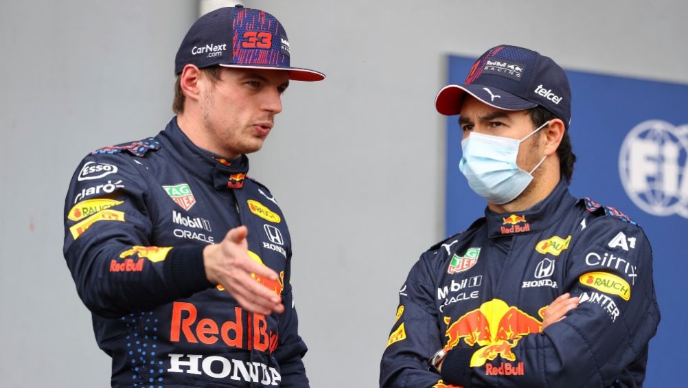 Max Verstappen y Checo Pérez dialogando después de una carrera clasificatoria