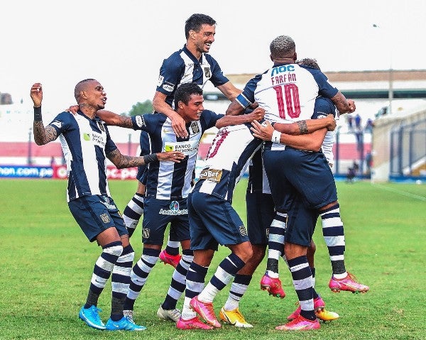 Jefferson Farfán celebra con su equipo