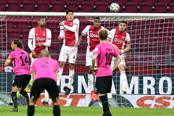 Edson Álvarez en acción con el Ajax