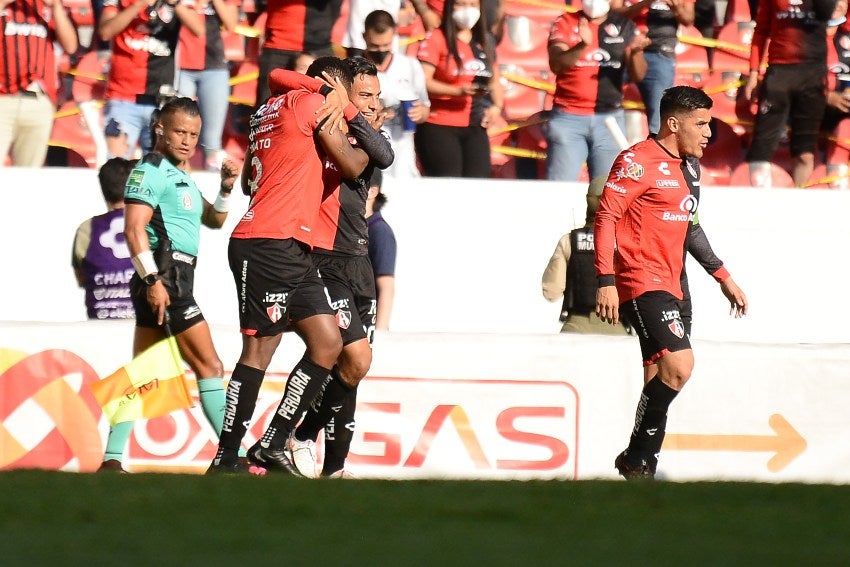 Jugadores del Atlas festejando un gol a favor