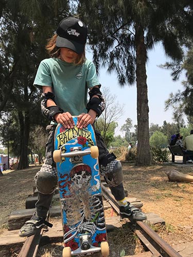 El pequeño skater junto a su fiel compañera