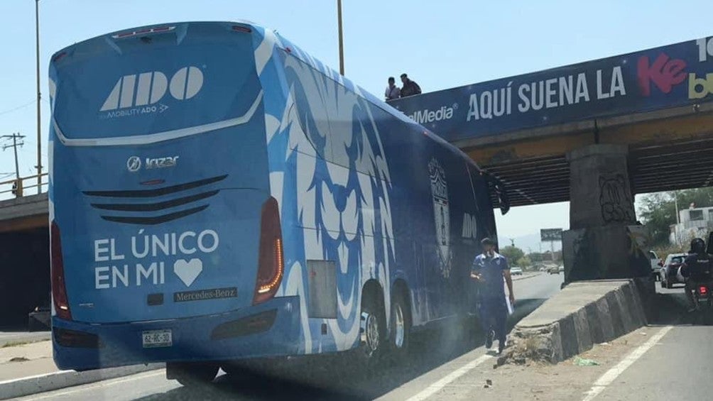 Pachuca: Autobús de los Tuzos provocó caos vial bajo puente en San Luis Potosí