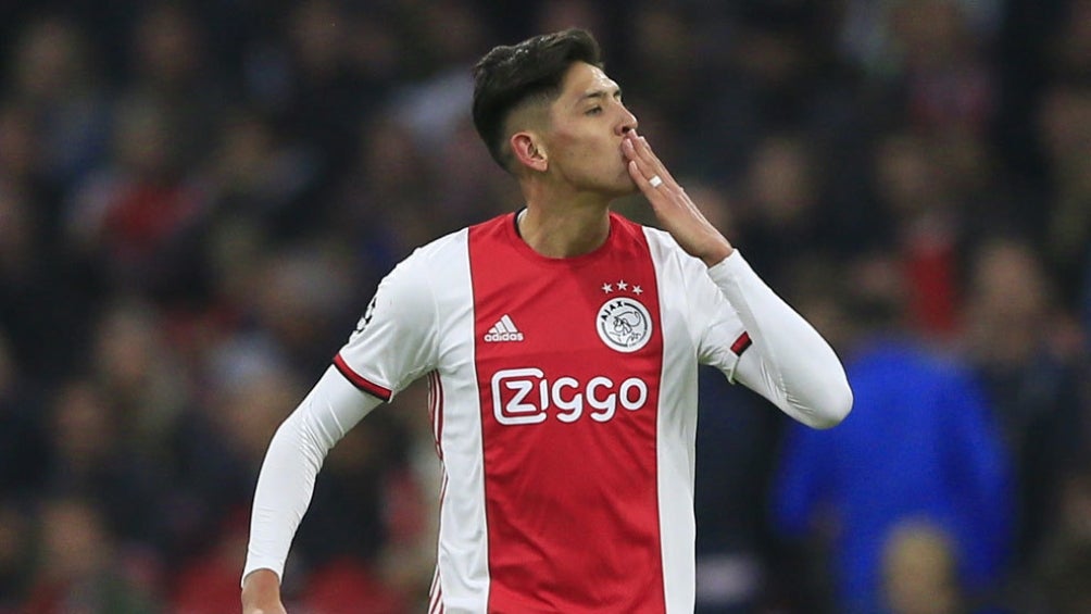 Edson Álvarez durante un partido del Ajax