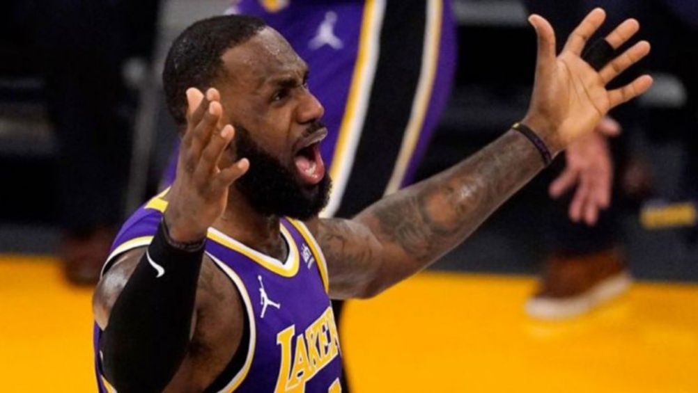 LeBron James, se molesta en juego de los Lakers 