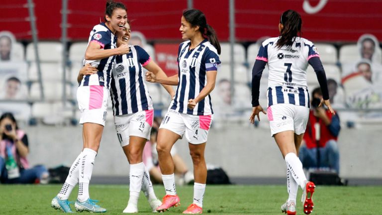 Jugadoras de Monterrey, en festejo de gol