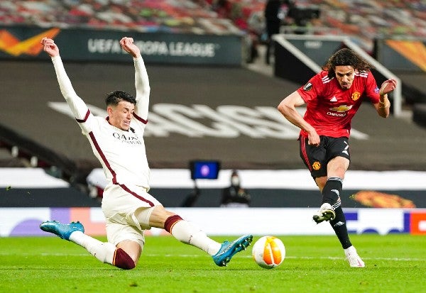 Edinson Cavani del Manchester United en acción contra el Roma