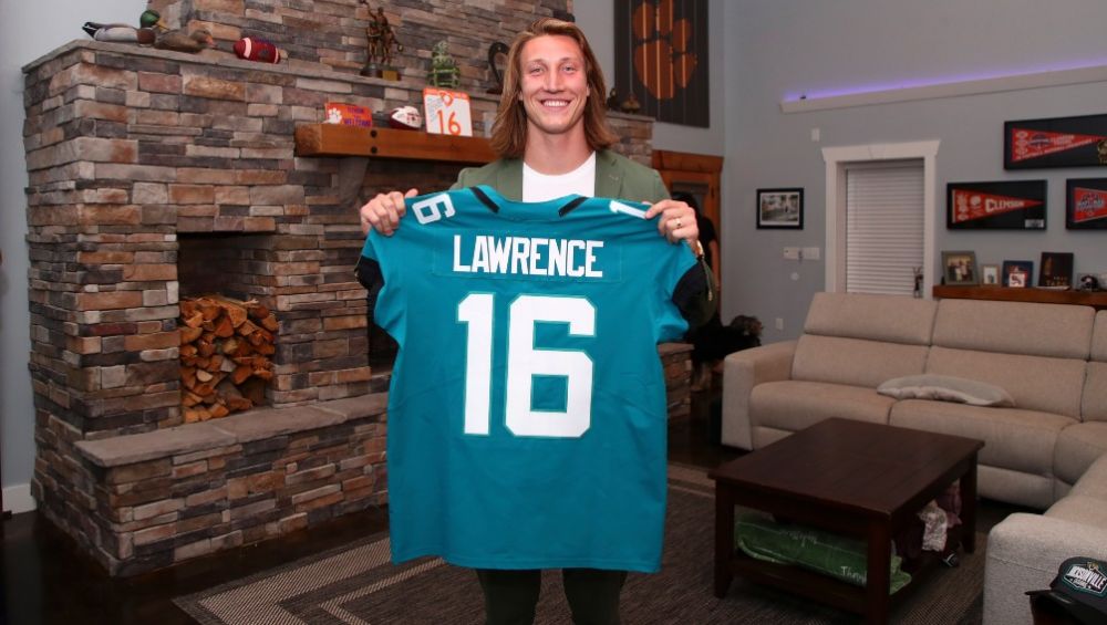 Trevor Lawrence con el jersey de Jaguars