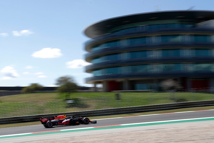 Sergio Pérez conduciendo en la segunda ronda de pruebas del GP de Portugal