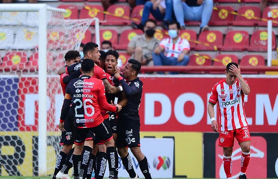 Jugadores del Atlas celebran anotación ante los Rayos