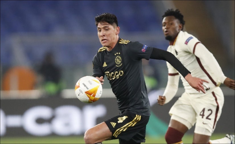 Edson Álvarez durante un partido del Ajax