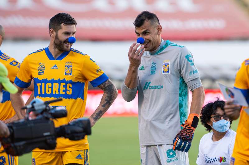 Nahuel y Gignac en festejo de gol