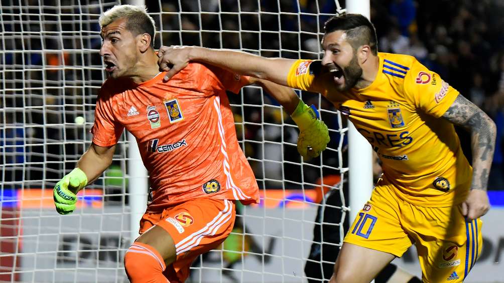 Nahuel y Gignac en festejo de gol