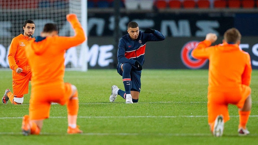 Kylian Mbappé en protesta por el racismo previo a partido