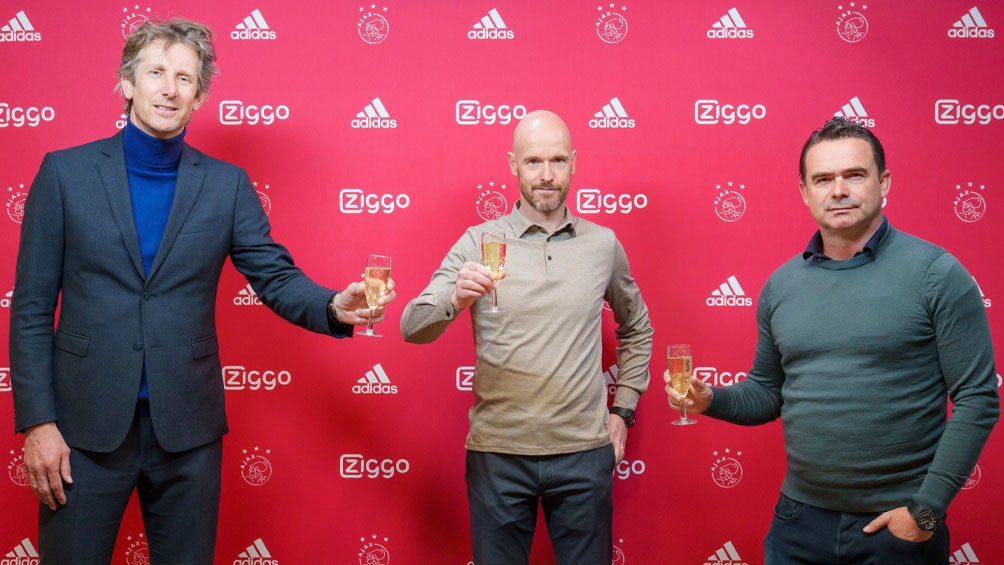 Van der Sar, Erik ten Hag y Marc Overmars tras la renovación 