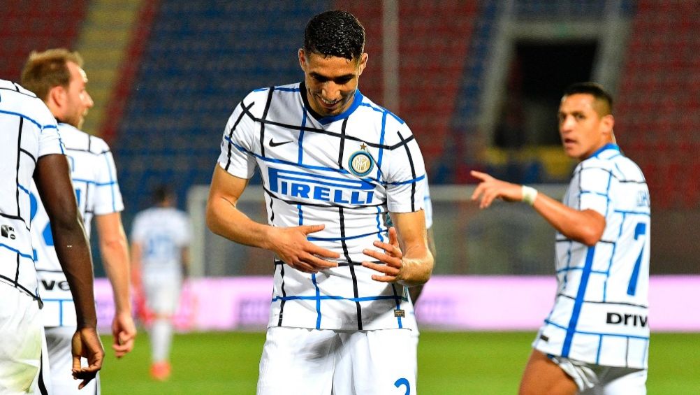 Hakimi celebra un gol a favor del inter de Milán