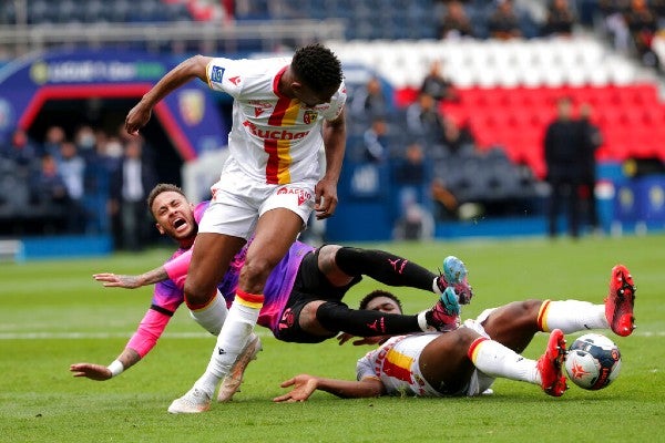 Neymar en acción frente a jugadores del Lens