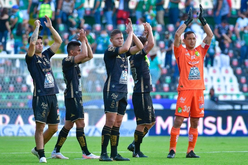 Jugadores del León agradeciendo a su afción