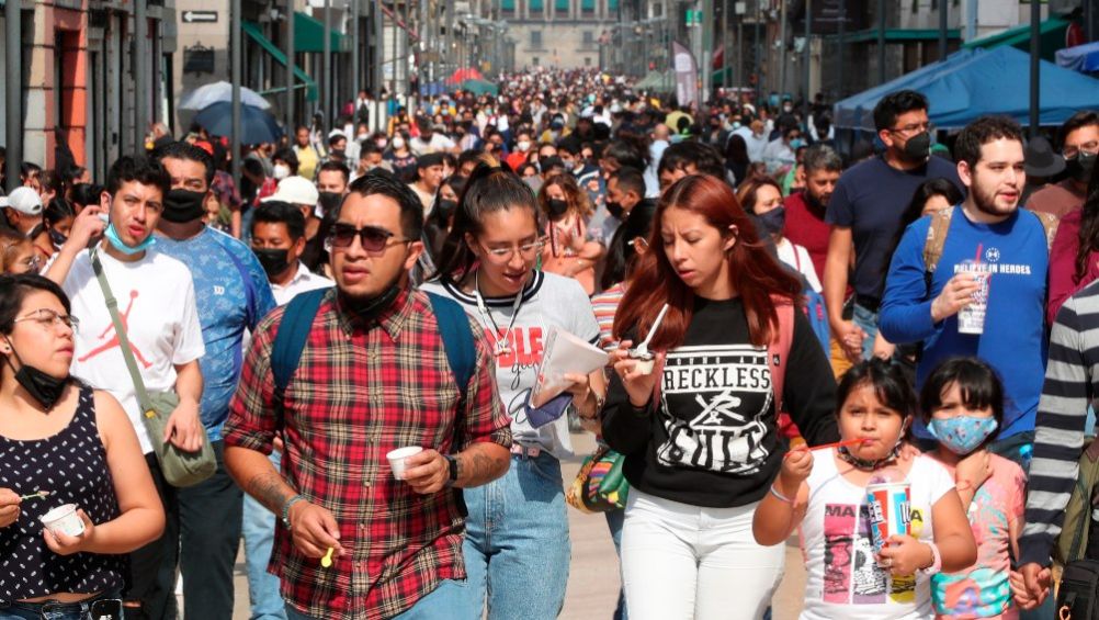 Habitantes de México transitando, algunos sin medidas sanitarias