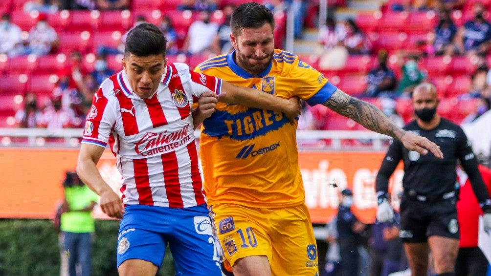 Gignac y Beltrán pelean el balón en el Chivas vs Tigres