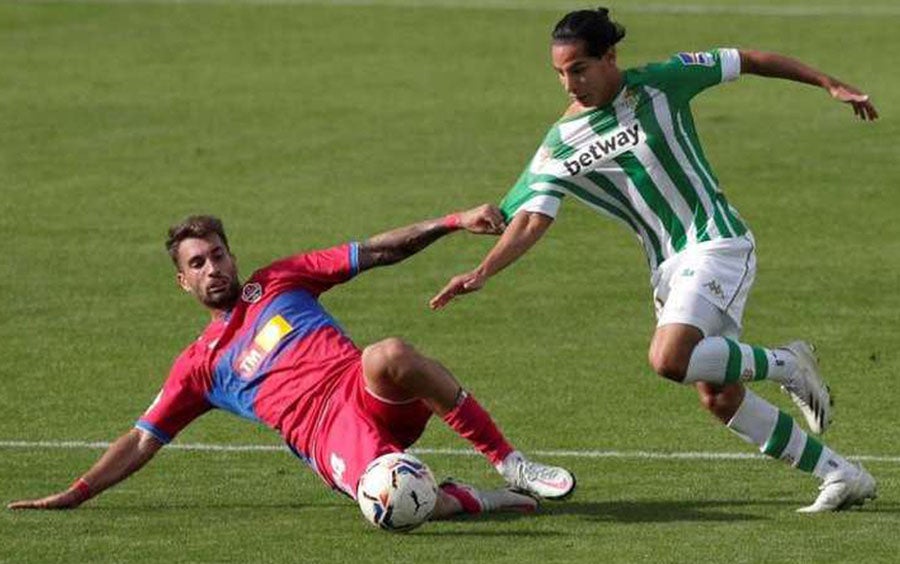 Lainez en juego ante el Elche