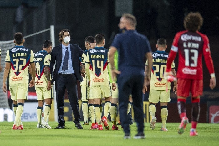 Solari felicita a sus jugadores tras la victoria ante Pumas