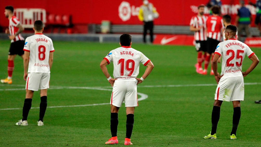 Jugadores del Sevilla se lamentan tras el gol del Athletic