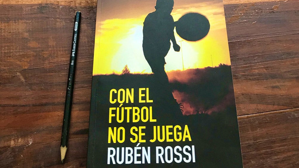 Portada del libro, 'Con el futbol no se juega'