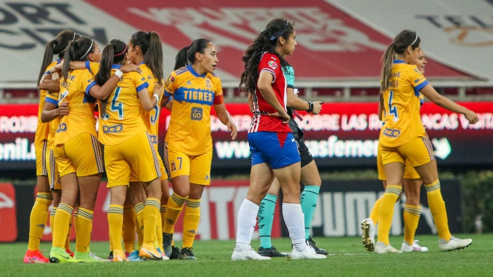 Jugadoras de Tigres celebrando un gol vs Chivas