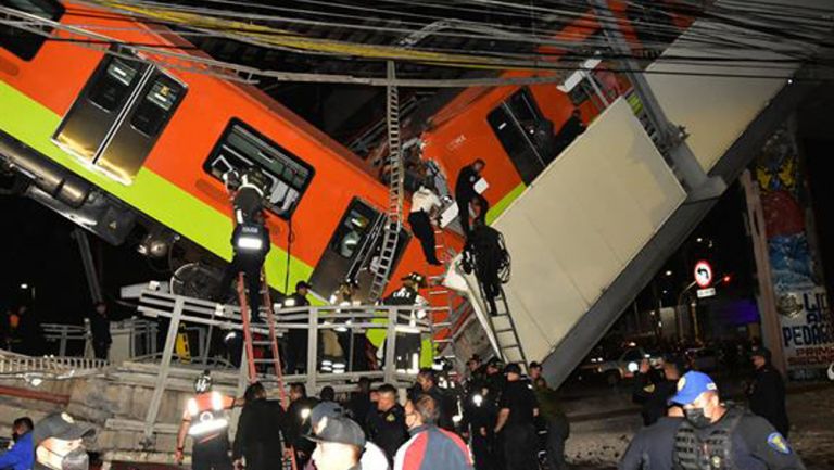 Rescatistas tratan de sacar a los afectados del vagón