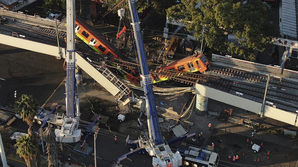 Una toma aérea del colapso de la vía elevada 