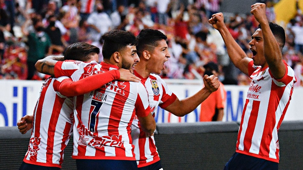 Jugadores de Chivas celebrando un gol