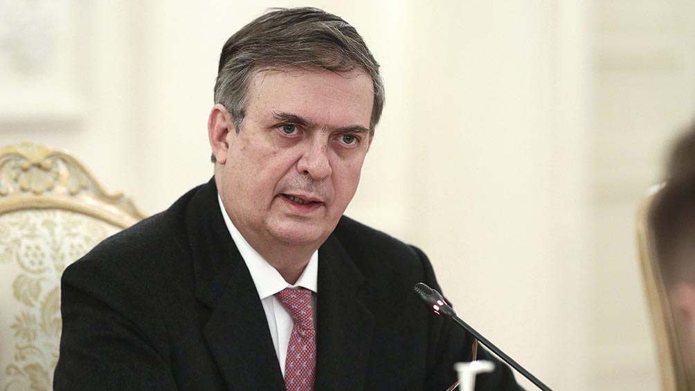 Marcelo Ebrard en una reunión con las autoridades de Rusia