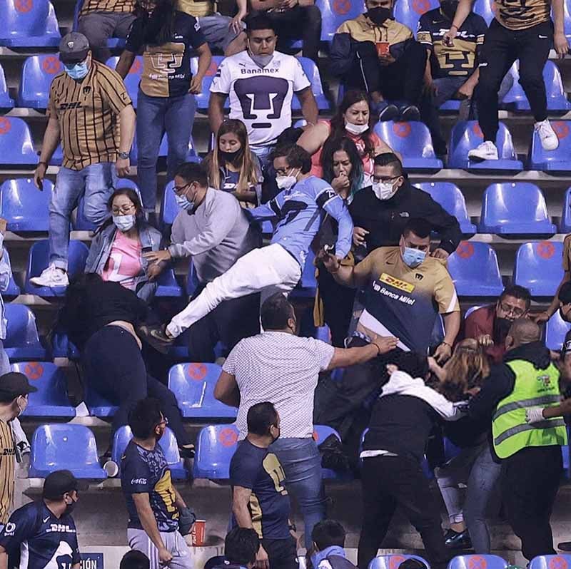 Violencia en el Estadio Cuauhtémoc entre fans de Puebla y Pumas