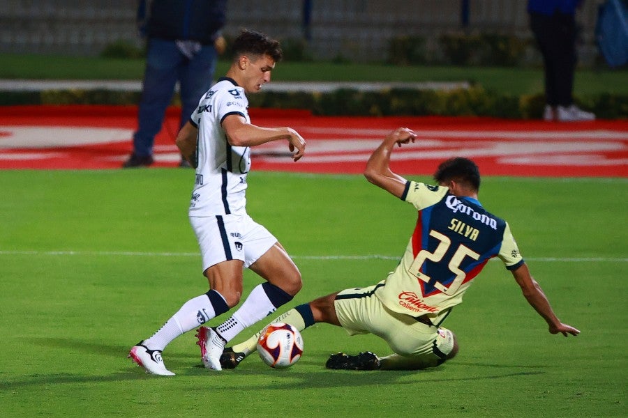 Jordan Silva durante un partido con América