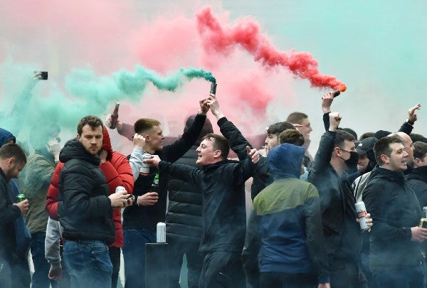 Hinchada del Manchester United afuera del Old Trafford