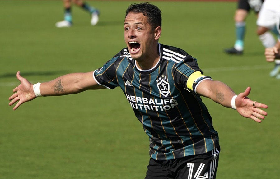 Chicharito celebra gol con el Galaxy