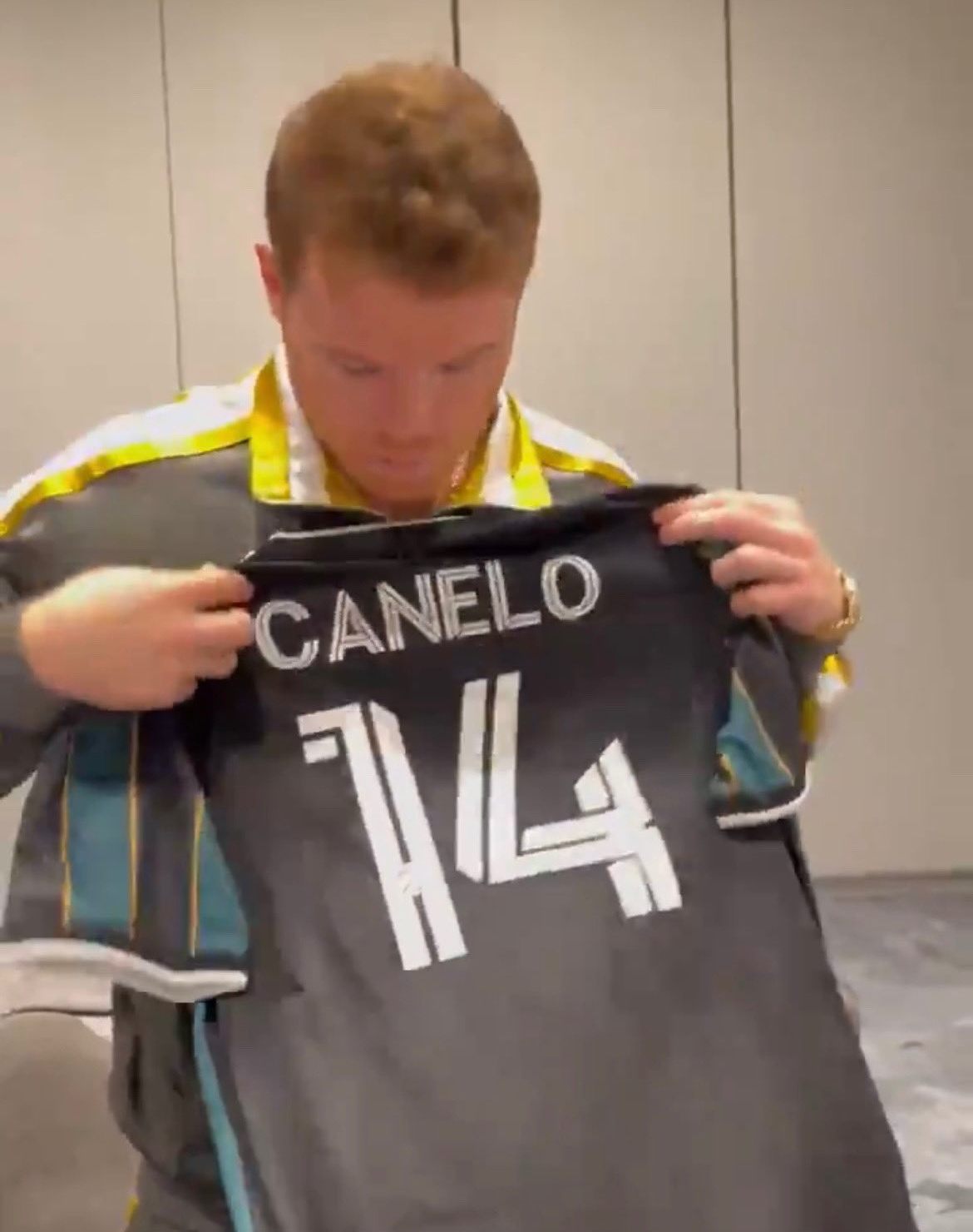 Canelo Álvarez con la playera del Galaxy