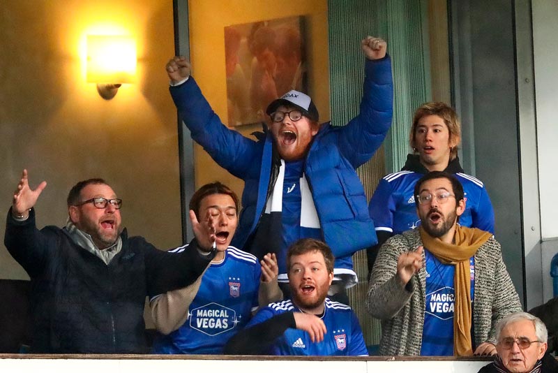 El cantante británico observando un partido